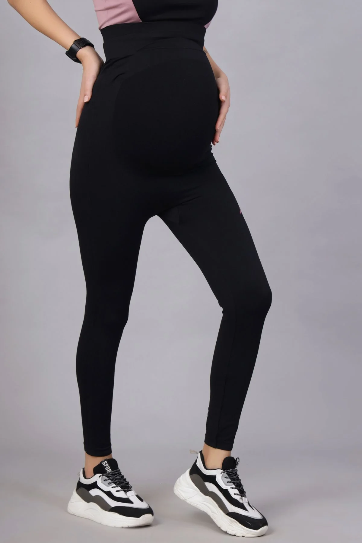 Seamless Adaptable Bump Support Black Maternity Leggings - Image 9